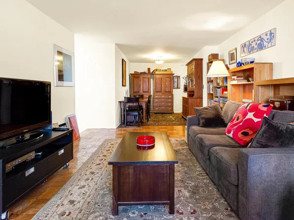 70-25 Yellowstone Boulevard image 9 of 21