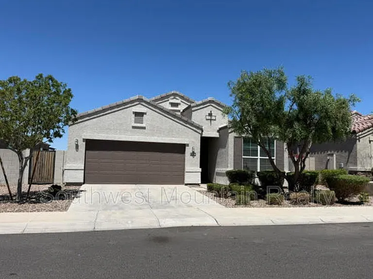 2226 E Comiskey Dr — Photo 1