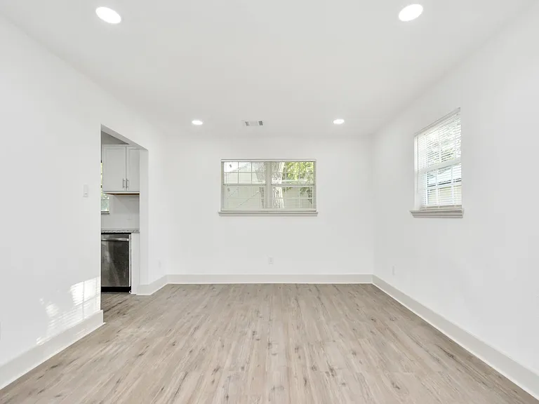 1501 Maiden Ln — Photo 8