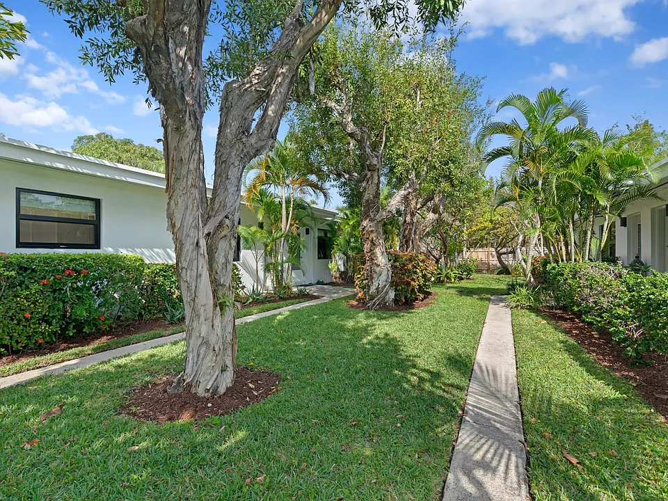 241 NE 10th St