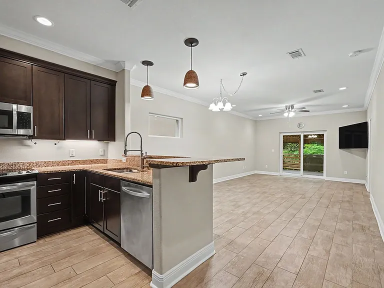 490 Soundview Ct — Photo 6