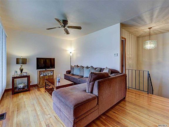 4th image of 8 Trader Ln