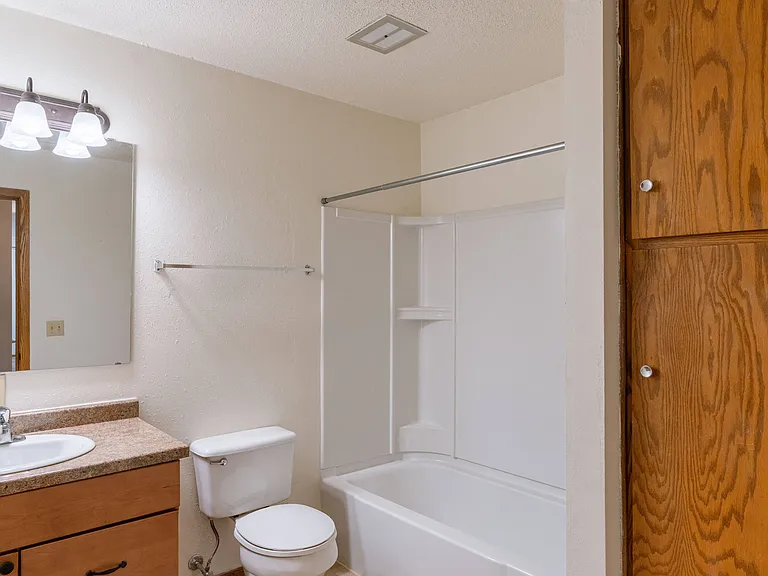 Fargo, ND Schrock Apartments | Bathroom