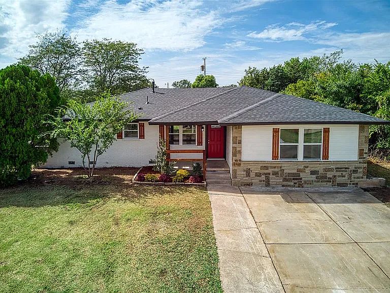 1st image of 330 NW Compass Dr