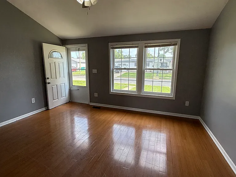 406 Belmont Dr — Photo 2