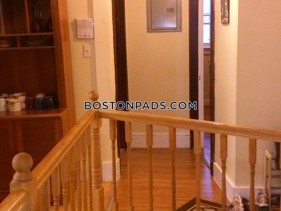 2nd image of 154 Magazine St #6
