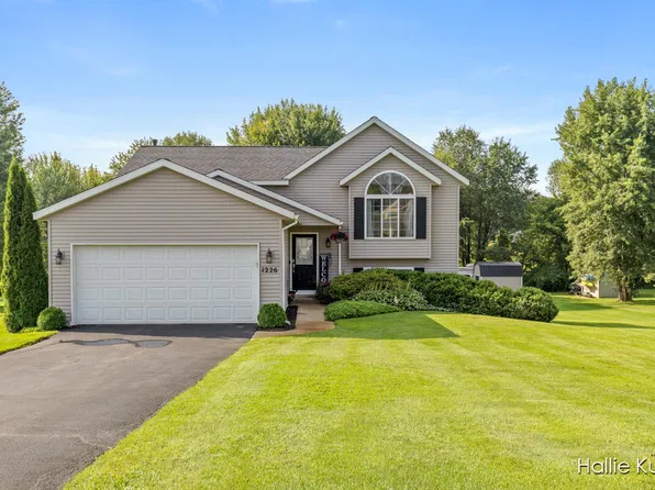 1226 S Hill Dr NW, Sparta, MI 49345