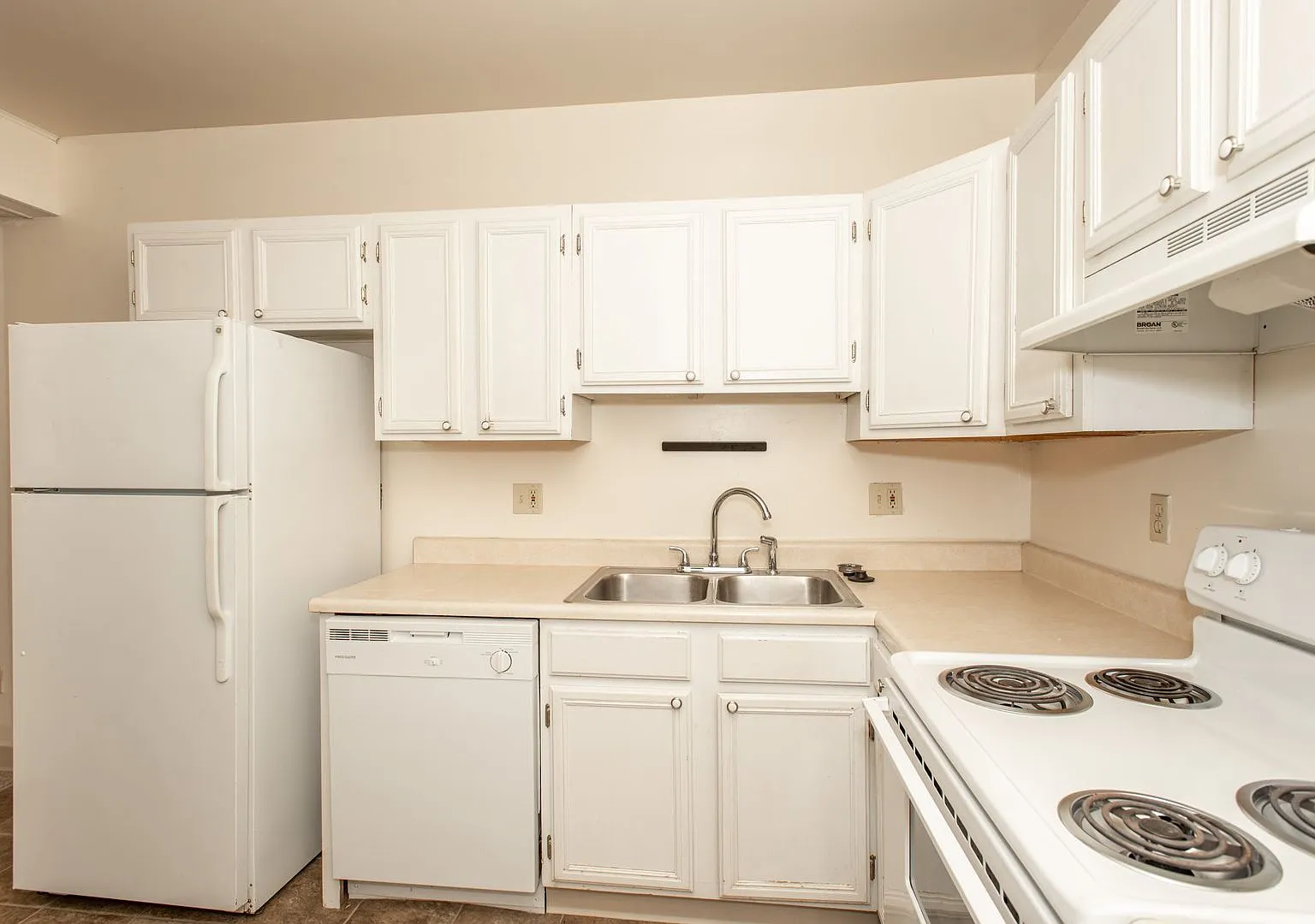 240 E University — Photo 2