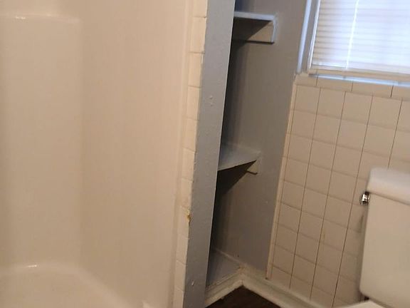 4th image of 814 Elmwood Dr #B
