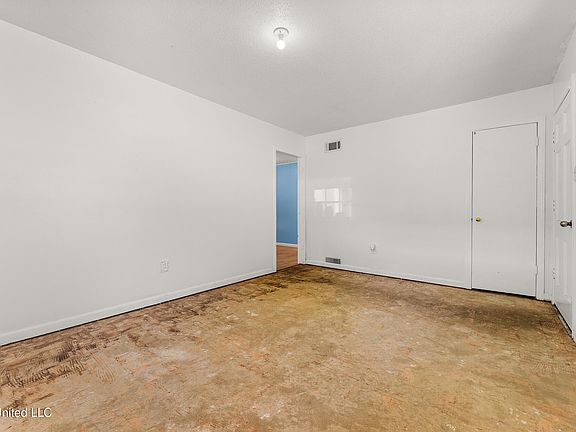 4th image of 1818 Vaught Cir