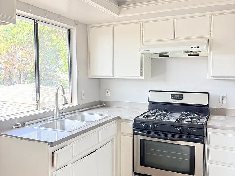 927 S Charlotte Ave — Photo 3