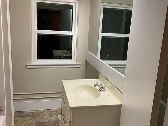 4th image of 2420 E Lincoln St
