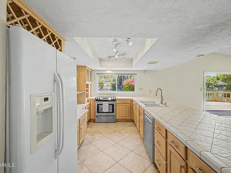 965 E Lamplighter Ln — Photo 8