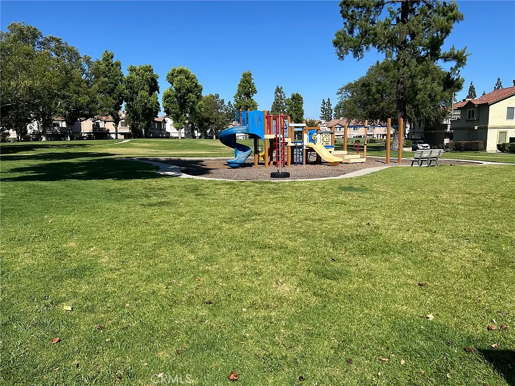 2 bed, 1.5 bath, 942 sqft, $2,900 — Photo 2