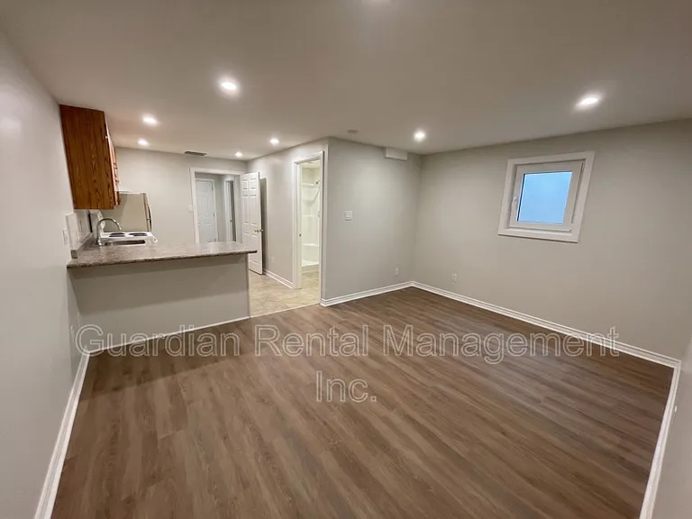 325 Albany St #3 — Photo 4