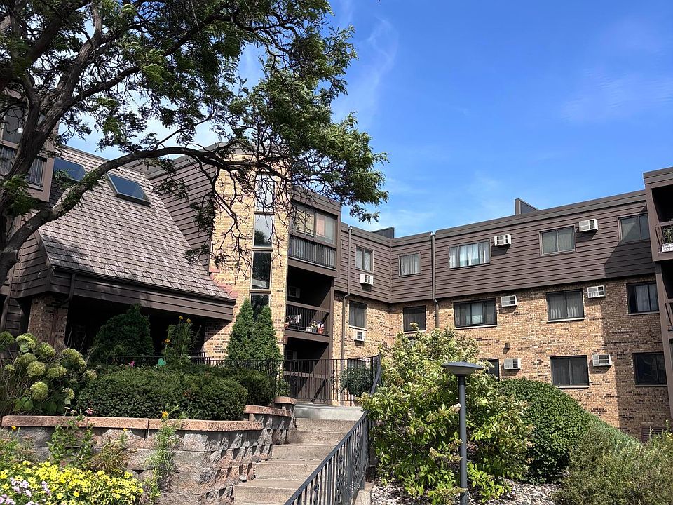 1st image of 999 41st Ave NE APT 302