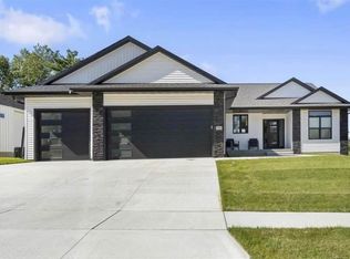 3068 Dell Ridge Ln, Hiawatha, IA 52233