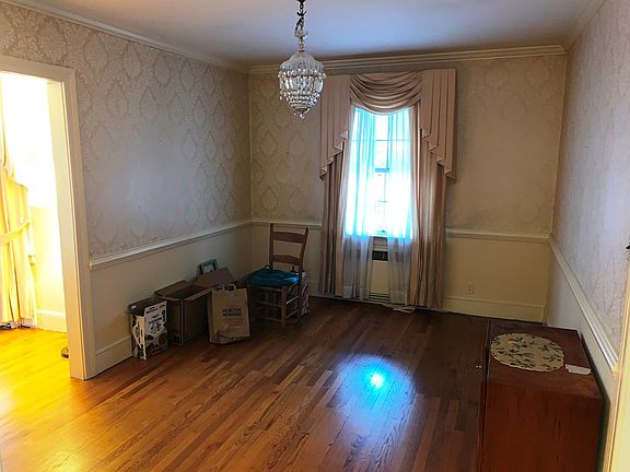4th image of 143 Clarendon Cir