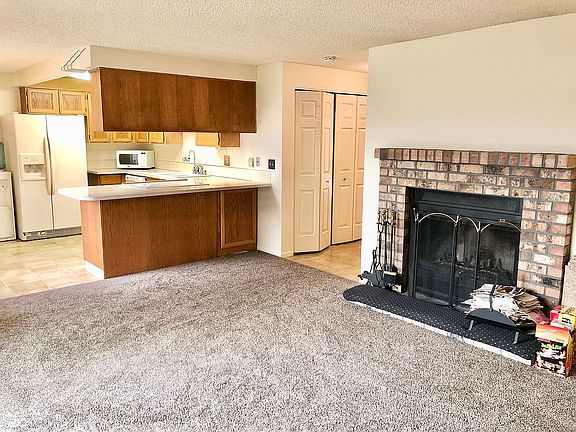Living room, fireplace 