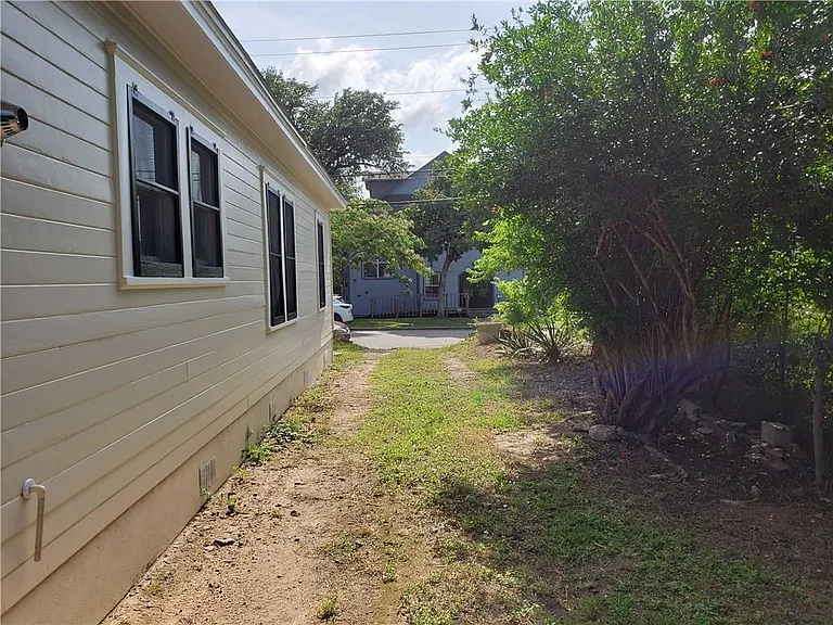 1405 Waller St — Photo 16