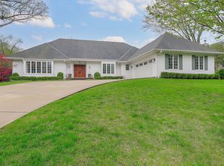 10 Woodgate Dr, Burr Ridge, IL 60527