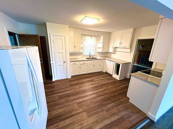 5th image of 226 Emery Dr