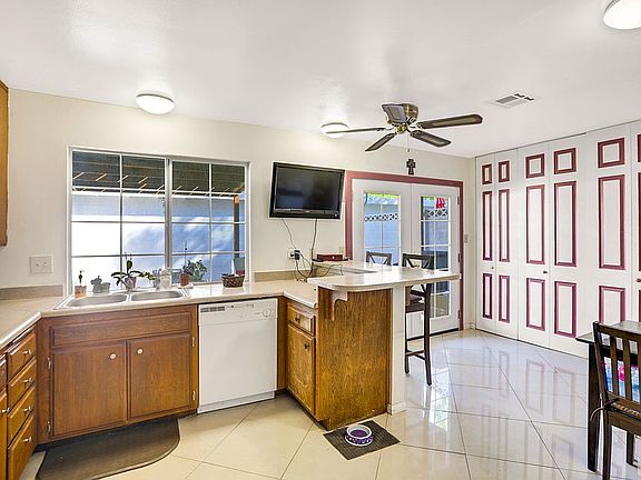 3rd image of 402 Greenbriar Townhouse Way