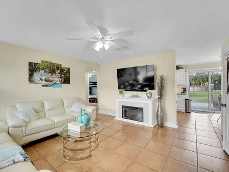 713 S Jenkins Rd — Photo 2