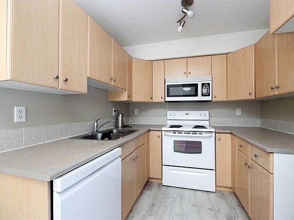 3rd image of 200 NE Lougheed Dr #2302