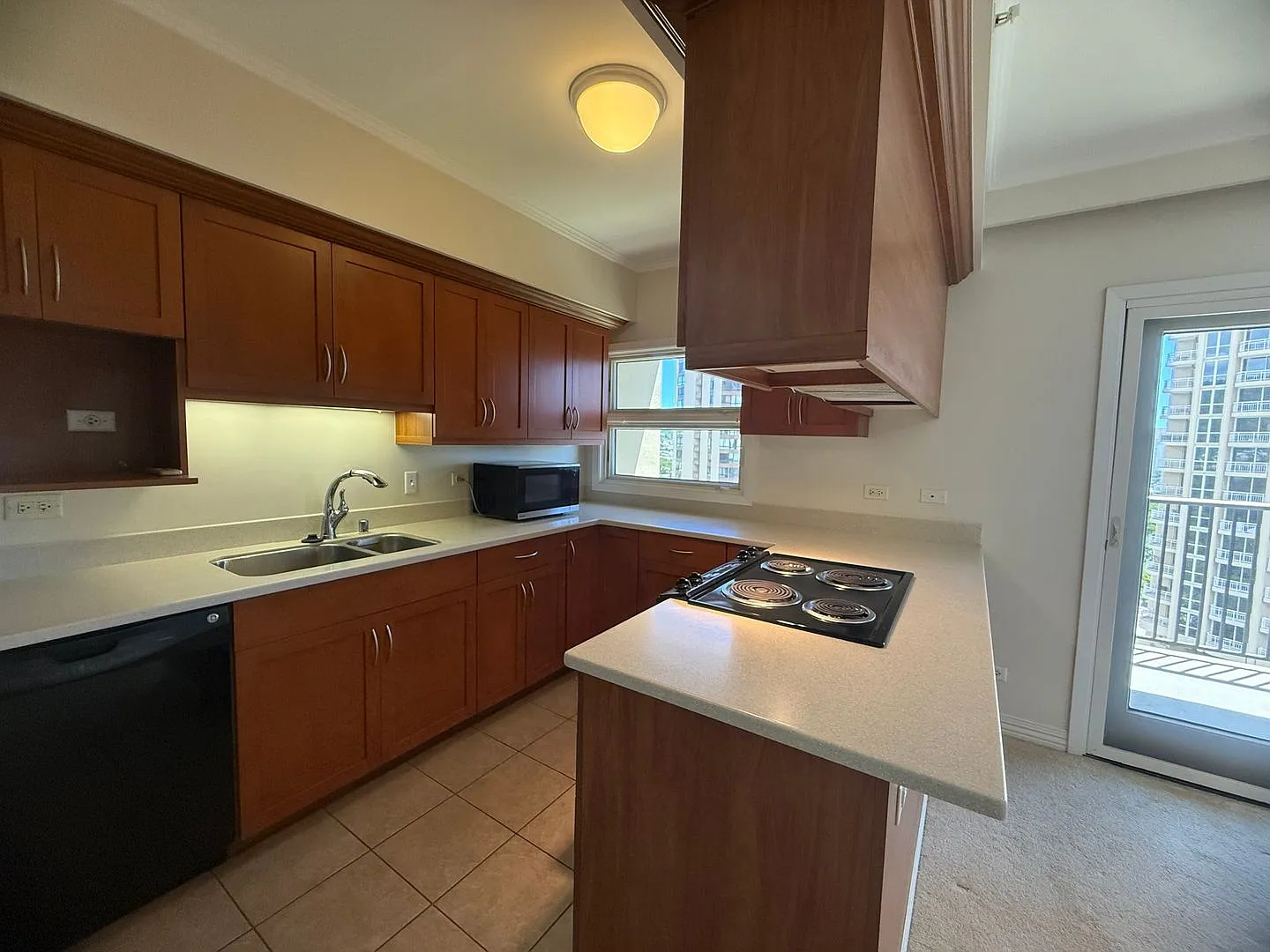 Studio/1ba/1 Pkg In Nuuanu Water/Sewer/Basic Cable & Wi-Fi Included! — Photo 4