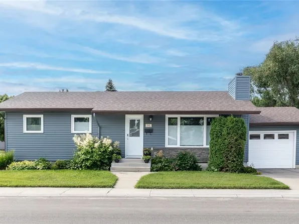 102 Wakaw Cres, Saskatoon, SK S7J 4E2
