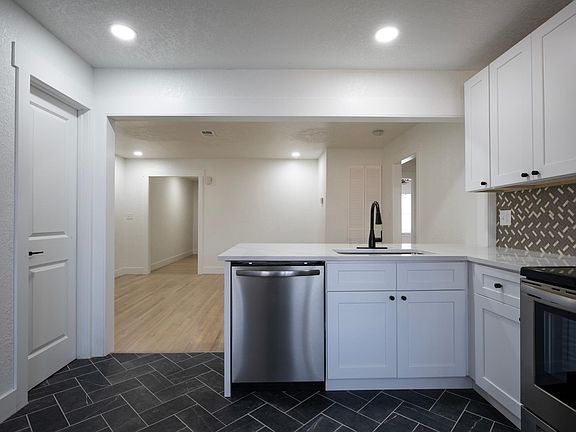 4th image of 204 W 36th St #2