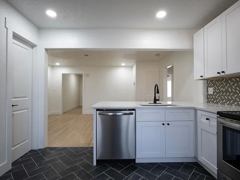 204 W 36th St #2 — Photo 4