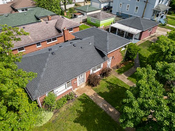 3rd image of 300 E Franklin Ave
