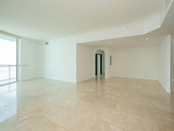 5th image of 1900 N Bayshore Dr APT 4904