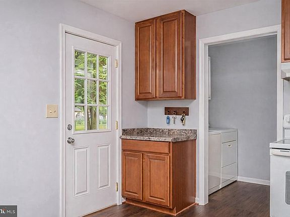 5th image of 7 Stoney Brook Ln