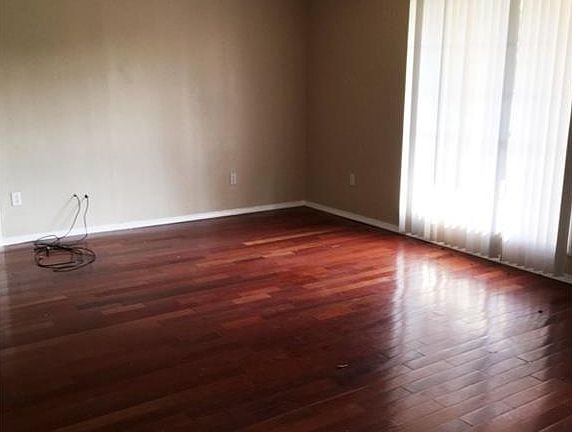 4th image of 4917 Laurel Ln