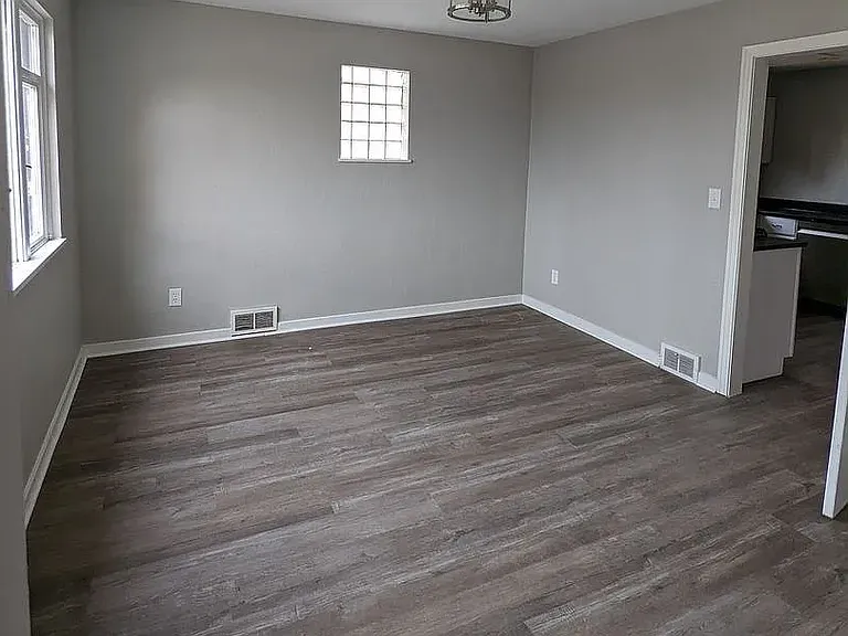 2912 Freeland St — Photo 3