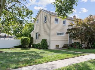 19 Wright Ave, Lynbrook, NY 11563