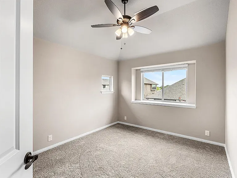 905 Sedona St — Photo 17
