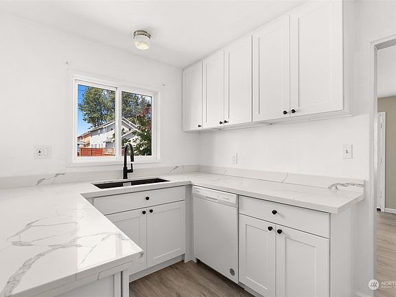5th image of 758 N Woodford Avenue