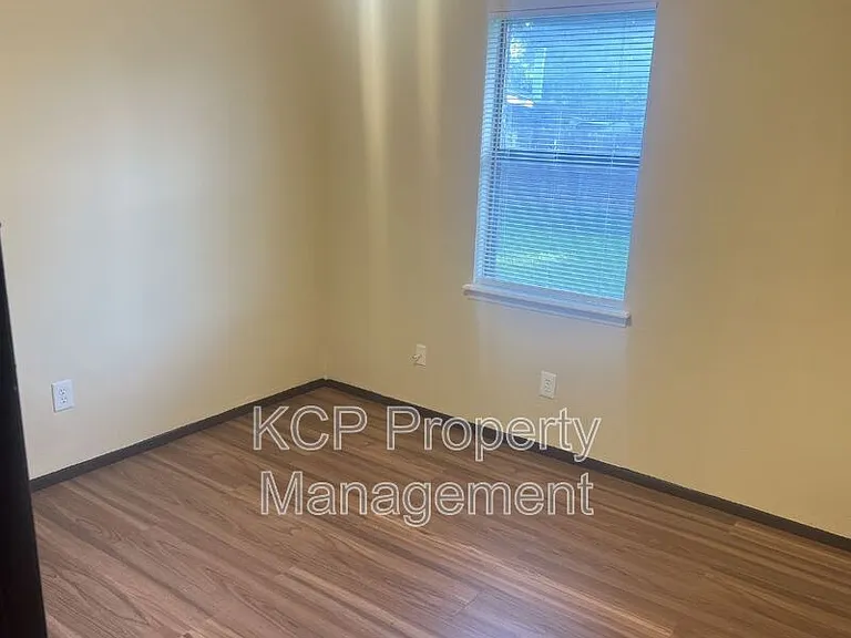 8516 S 35th Ter — Photo 13