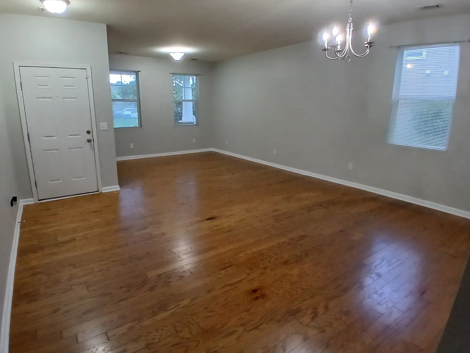 4 bed, 2710 sqft, $2,600 — Photo 2