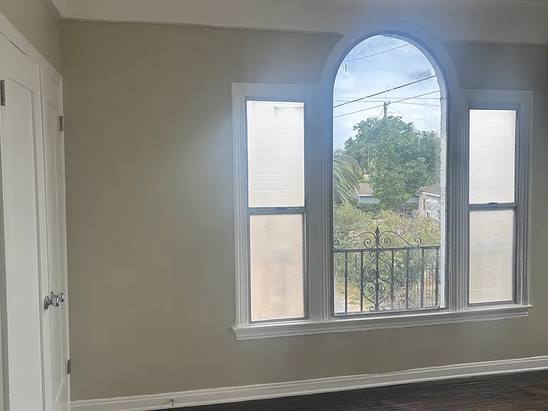 2536 S Palm Grove Ave — Photo 17