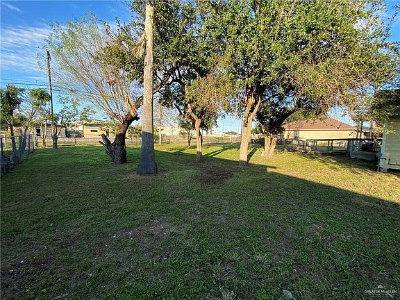 5th image of 812 E Pike Blvd