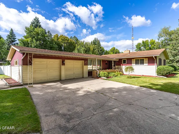 2618 Chestnut St, Grand Forks, ND 58201