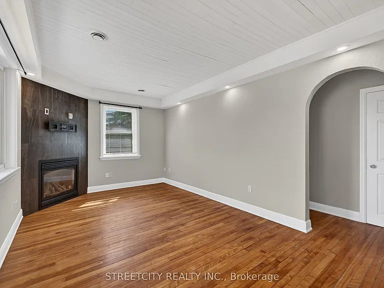 1055 Commissioners Rd E — Photo 7