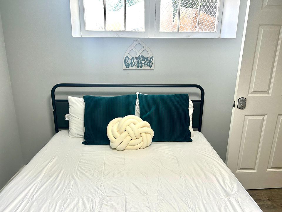 Queen bed smart tv, private basement room