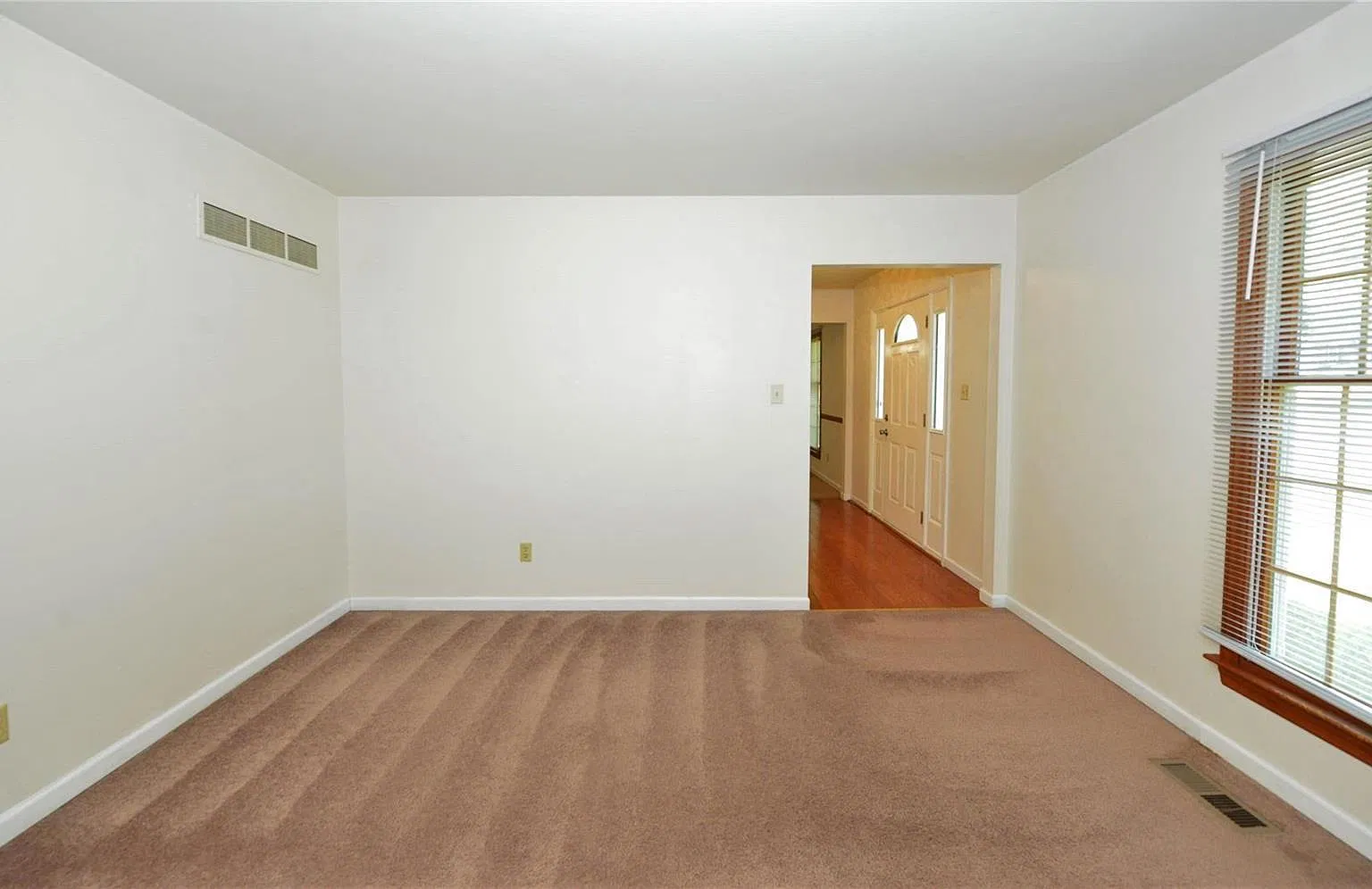 4 bed, 2.5 bath, 1827 sqft, $2,350 — Photo 4