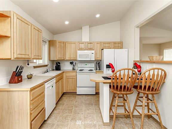 4th image of 10613 203rd Ave E